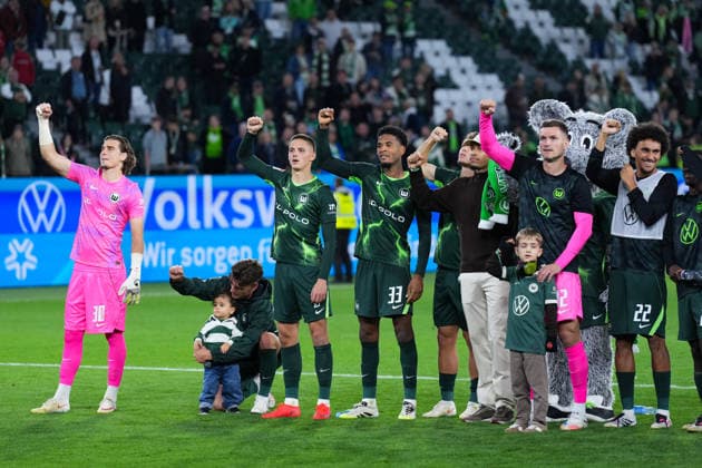 18.09.2026, xydrx, Herren, Fußball, 2.Bundesliga, VfL Wolfsburg - SV Darmstadt 98, Saison 2026 2027, Volkswagen Arena: Jakub Zielinski (VfL Wolfsburg, 30) Kilian Fischer (VfL Wolfsburg, 2) Cleiton Santana dos Santos (VfL Wolfsburg, 33) Pavao Pervan (VfL Wolfsburg, 12)Mathys Angely (VfL Wolfsburg, 22) bejubeln den Sieg DFB regulations prohibit any use of photographs as image sequences and or quasi-video. Copyright: HMBxMedia YannisxDreimann