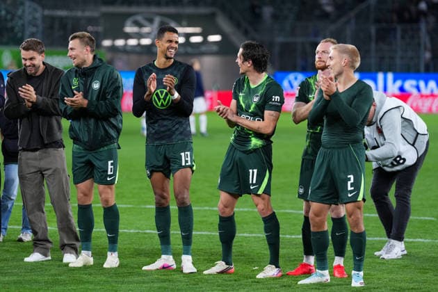 18.09.2026, xydrx, Herren, Fußball, 2.Bundesliga, VfL Wolfsburg - SV Darmstadt 98, Saison 2026 2027, Volkswagen Arena: Hauke Wahl (VfL Wolfsburg, 6) Robert Glatzel (VfL Wolfsburg, 19) Fabian Reese (VfL Wolfsburg, 11) Kilian Fischer Maximilian Arnold (VfL Wolfsburg, 27) (VfL Wolfsburg, 2) bejubeln den Sieg DFB regulations prohibit any use of photographs as image sequences and or quasi-video. Copyright: HMBxMedia YannisxDreimann