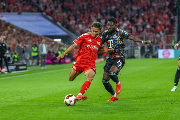 Woo-Yeong Jeong (1. FC Union Berlin, 11) mit Ball, mit Alphonso Davies (FC Bayern Muenchen, 19), GER, FC Bayern Muenchen vs. 1. FC Union Berlin, Fussball, Bundesliga, 4. Spieltag, Saison 2026 2027, 18.09.2026, DFL DFB REGULATIONS PROHIBIT ANY USE OF PHOTOGRAPHS as IMAGE SEQUENCES and or QUASI-VIDEO, GER, FC Bayern Muenchen vs. 1. FC Union Berlin, Fussball, Bundesliga, 4. Spieltag, Saison 2026 2027, 18.09.2026 Muenchen Copyright: xEibner-Pressefoto JennixMaulx EP_JML