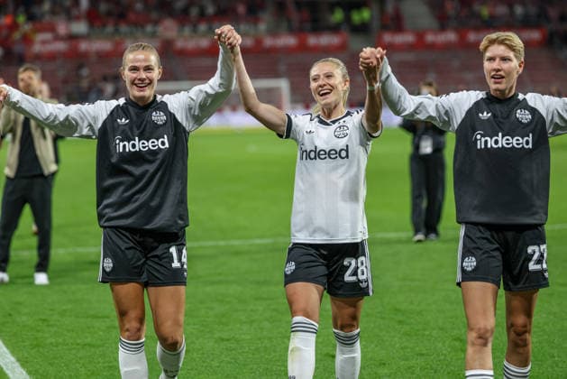 GER, Mainz, FSV Mainz 05 vs Eintracht Frankfurt, Google Pixel Frauen Bundesliga, Fussball, DFB, Spielzeit 2026 2027, MEWA Arena, 5. Spieltag im Bild: Eintracht Frankfurt gewinnt 3:2 nach Toren und feiert vor den Fans den Sieg, Marthine Östenstad(Eintracht Frankfurt Frauen 16), Rebecka Blomqvist (Eintracht Frankfurt Frauen 28), Paulina Krumbiegel (Eintracht Frankfurt Frauen 27) DFB DFL REGULATIONS PROHIBIT ANY USE OF PHOTOGRAPHS AS IMAGE SEQUENCES AND OR QUASI-VIDEO, 18.09.2026 Copyright: HMBxMedia HendrikxHamelau