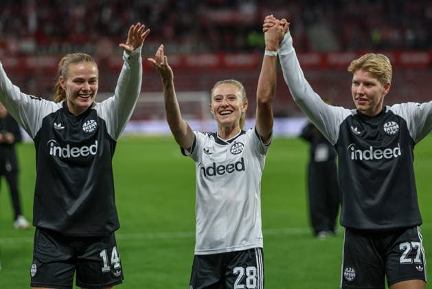 GER, Mainz, FSV Mainz 05 vs Eintracht Frankfurt, Google Pixel Frauen Bundesliga, Fussball, DFB, Spielzeit 2026 2027, MEWA Arena, 5. Spieltag im Bild: Eintracht Frankfurt gewinnt 3:2 nach Toren und feiert vor den Fans den Sieg, Marthine Östenstad(Eintracht Frankfurt Frauen 16), Rebecka Blomqvist (Eintracht Frankfurt Frauen 28), Paulina Krumbiegel (Eintracht Frankfurt Frauen 27) DFB DFL REGULATIONS PROHIBIT ANY USE OF PHOTOGRAPHS AS IMAGE SEQUENCES AND OR QUASI-VIDEO, 18.09.2026 Copyright: HMBxMedia HendrikxHamelau