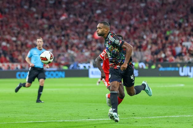 Jonathan Tah (FC Bayern Muenchen, 04) mit Ball, GER, FC Bayern Muenchen vs. 1. FC Union Berlin, Fussball, Bundesliga, 4. Spieltag, Saison 2026 2027, 18.09.2026, DFL DFB REGULATIONS PROHIBIT ANY USE OF PHOTOGRAPHS as IMAGE SEQUENCES and or QUASI-VIDEO, GER, FC Bayern Muenchen vs. 1. FC Union Berlin, Fussball, Bundesliga, 4. Spieltag, Saison 2026 2027, 18.09.2026 Muenchen Copyright: xEibner-Pressefoto JennixMaulx EP_JML
