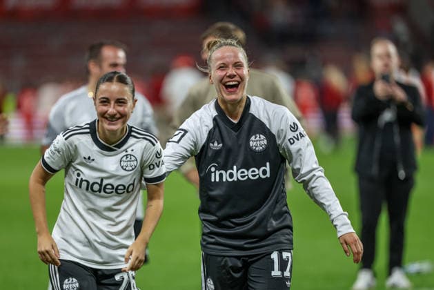 GER, Mainz, FSV Mainz 05 vs Eintracht Frankfurt, Google Pixel Frauen Bundesliga, Fussball, DFB, Spielzeit 2026 2027, MEWA Arena, 5. Spieltag im Bild: Eintracht Frankfurt gewinnt 3:2 nach Toren und feiert vor den Fans den Sieg, Ainhoa Alguacil (Eintracht Frankfurt Frauen 26), Pia Sophie-Wolter (Eintracht Frankfurt Frauen 17) DFB DFL REGULATIONS PROHIBIT ANY USE OF PHOTOGRAPHS AS IMAGE SEQUENCES AND OR QUASI-VIDEO, 18.09.2026 Copyright: HMBxMedia HendrikxHamelau