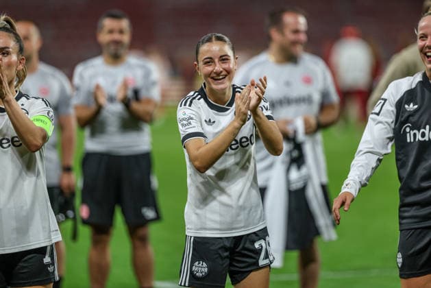 GER, Mainz, FSV Mainz 05 vs Eintracht Frankfurt, Google Pixel Frauen Bundesliga, Fussball, DFB, Spielzeit 2026 2027, MEWA Arena, 5. Spieltag im Bild: Eintracht Frankfurt gewinnt 3:2 nach Toren und feiert vor den Fans den Sieg, Ainhoa Alguacil (Eintracht Frankfurt Frauen 26) DFB DFL REGULATIONS PROHIBIT ANY USE OF PHOTOGRAPHS AS IMAGE SEQUENCES AND OR QUASI-VIDEO, 18.09.2026 Copyright: HMBxMedia HendrikxHamelau