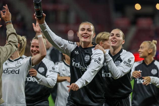 GER, Mainz, FSV Mainz 05 vs Eintracht Frankfurt, Google Pixel Frauen Bundesliga, Fussball, DFB, Spielzeit 2026 2027, MEWA Arena, 5. Spieltag im Bild: Eintracht Frankfurt gewinnt 3:2 nach Toren und feiert vor den Fans den Sieg, Marthine Östenstad(Eintracht Frankfurt Frauen 16) DFB DFL REGULATIONS PROHIBIT ANY USE OF PHOTOGRAPHS AS IMAGE SEQUENCES AND OR QUASI-VIDEO, 18.09.2026 Copyright: HMBxMedia HendrikxHamelau
