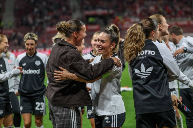 GER, Mainz, FSV Mainz 05 vs Eintracht Frankfurt, Google Pixel Frauen Bundesliga, Fussball, DFB, Spielzeit 2026 2027, MEWA Arena, 5. Spieltag im Bild: Eintracht Frankfurt gewinnt 3:2 nach Toren und feiert vor den Fans den Sieg, Larissa Mühlhaus (Eintracht Frankfurt Frauen 47), Ereleta Memeti (Eintracht Frankfurt Frauen 7) DFB DFL REGULATIONS PROHIBIT ANY USE OF PHOTOGRAPHS AS IMAGE SEQUENCES AND OR QUASI-VIDEO, 18.09.2026 Copyright: HMBxMedia HendrikxHamelau