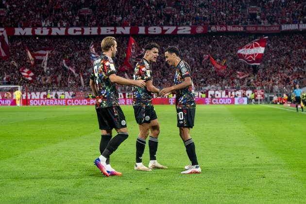 Fußball, Herren, Saison 2026 2027, 1. Bundesliga (4. Spieltag), FC Bayern München - 1. FC Union Berlin, v. l. Harry Kane (Bayern München), Aleksandar Pavlovic (Bayern München), Jamal Musiala (Bayern München), Jubel nach Tor zum 1:0, 18.09.2026, Copyright: xMatthiasxKochx