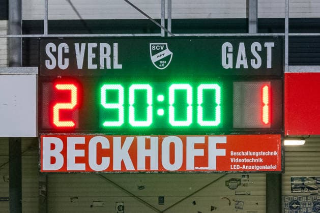 Anzeigetafel mit dem Stand von 2:1 nach Abpfiff GER, SC Verl vs. FC Wuerzburger Kickers, Fussball, 3. Liga, 7. Spieltag, Spielzeit 2026 2027, 18.09.2026 DFL Regulations prohibit any use of photographers as image sequences and or quasi-video. GER, SC Verl vs. FC Wuerzburger Kickers, Fussball, 3. Liga, 7. Spieltag, Spielzeit 2026 2027, 18.09.2026 Verl Copyright: xEibner-Pressefoto JanxRollingerx EP_JSK