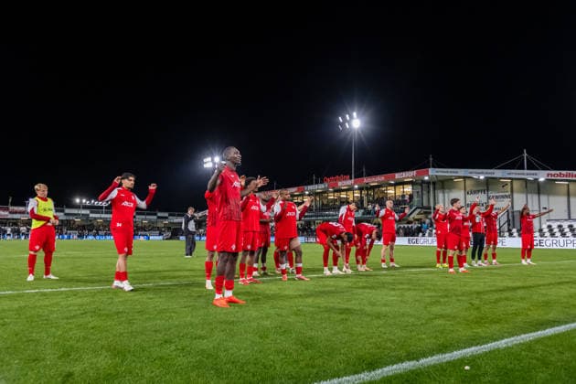 Die Spieler von FC Wuerzburger Kickers stellen sich enttaeuscht nach der 2:1 Niederlage den mitgereisten Fans GER, SC Verl vs. FC Wuerzburger Kickers, Fussball, 3. Liga, 7. Spieltag, Spielzeit 2026 2027, 18.09.2026 DFL Regulations prohibit any use of photographers as image sequences and or quasi-video. GER, SC Verl vs. FC Wuerzburger Kickers, Fussball, 3. Liga, 7. Spieltag, Spielzeit 2026 2027, 18.09.2026 Verl Copyright: xEibner-Pressefoto JanxRollingerx EP_JSK