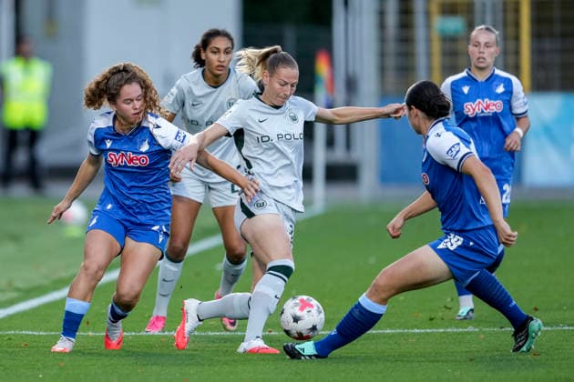 v.li.: Laia Martret Jimenez (TSG, 21), Sarai Linder (Wolfsburg, 39), Svenja Julia Fölmli (TSG, 19), Zweikampf, Spielszene, Duell, duel, tackle, tackling, Dynamik, Action, Aktion, 18.09.2026, Sinsheim (Hoffenheim) (Deutschland), Fussball, Google Pixel Frauen-Bundesliga, TSG 1899 Hoffenheim - VfL Wolfsburg, DFB DFL REGULATIONS PROHIBIT ANY USE OF PHOTOGRAPHS AS IMAGE SEQUENCES AND OR QUASI-VIDEO.