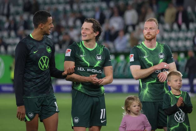 18.09.2026, xgox, Fussball, 2. Bundesliga, VfL Wolfsburg - SV Darmstadt 98 v.l. Robert Glatzel (Wolfsburg, 19), Fabian Reese (Wolfsburg, 11), Maximilian Arnold (Wolfsburg, 27) Jubel ueber den Sieg, Jubel nach Spielende (DFL DFB REGULATIONS PROHIBIT ANY USE OF PHOTOGRAPHS as IMAGE SEQUENCES and or QUASI-VIDEO) Wolfsburg