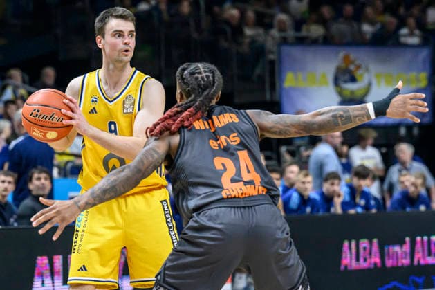 im Bild v.l.: Jonas Mattisseck (ALBA, 09), Cobe Williams (NINERS Chemnitz, 24), Zweikampf, Action, Kampf, kaempft um den Ball, GER, Berlin, Basketball, Alba Berlin und den Niners Chemnitz, BBL Auftakt, Auftaktspiel, in der UBER Arena, 18.09.2026, Copyright: HMBxMedia UwexKoch