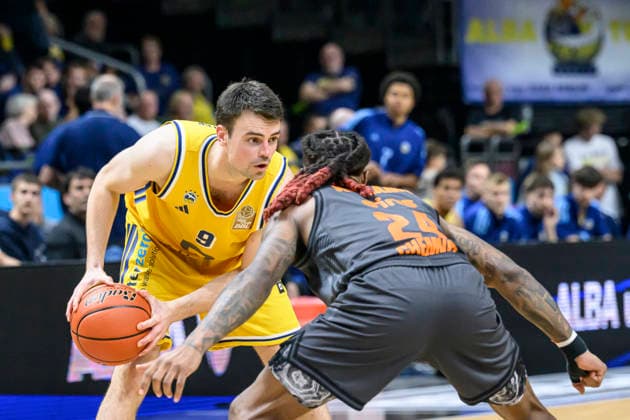 im Bild v.l.: Jonas Mattisseck (ALBA, 09), Cobe Williams (NINERS Chemnitz, 24), Zweikampf, Action, Kampf, kaempft um den Ball, GER, Berlin, Basketball, Alba Berlin und den Niners Chemnitz, BBL Auftakt, Auftaktspiel, in der UBER Arena, 18.09.2026, Copyright: HMBxMedia UwexKoch