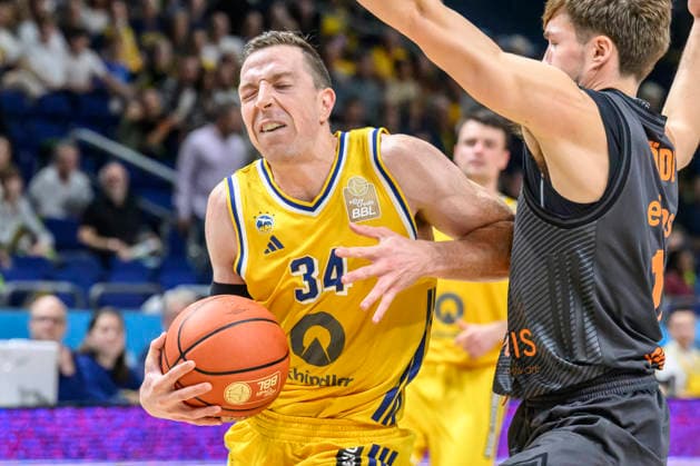im Bild v.l.: Justin Bean (ALBA, 34), Zweikampf, Action, Kampf, kaempft um den Ball, GER, Berlin, Basketball, Alba Berlin und den Niners Chemnitz, BBL Auftakt, Auftaktspiel, in der UBER Arena, 18.09.2026, Copyright: HMBxMedia UwexKoch