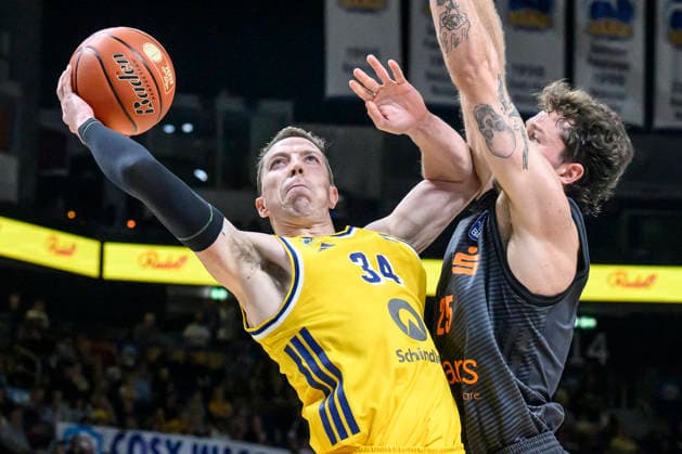 im Bild v.l.: Justin Bean (ALBA, 34), Ben Burnham (NINERS Chemnitz, 25), Zweikampf, Action, Kampf, kaempft um den Ball, GER, Berlin, Basketball, Alba Berlin und den Niners Chemnitz, BBL Auftakt, Auftaktspiel, in der UBER Arena, 18.09.2026, Copyright: HMBxMedia UwexKoch