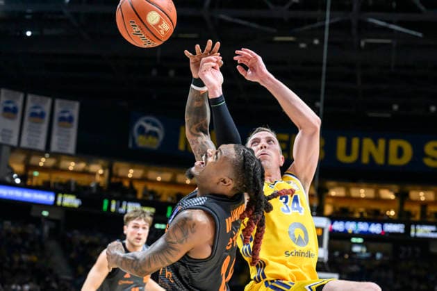 im Bild v.l.: Cobe Williams (NINERS Chemnitz, 24), Justin Bean (ALBA, 34), Zweikampf, Action, Kampf, kaempft um den Ball, GER, Berlin, Basketball, Alba Berlin und den Niners Chemnitz, BBL Auftakt, Auftaktspiel, in der UBER Arena, 18.09.2026, Copyright: HMBxMedia UwexKoch