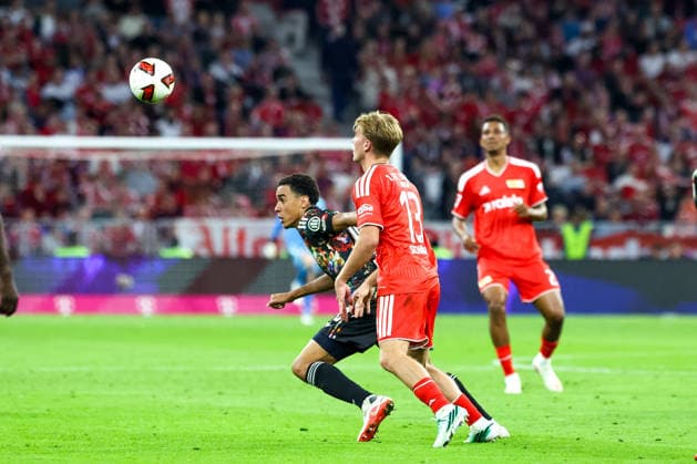 Jamal Musiala (FC Bayern Muenchen, 10) mit Andras Schaefer (1. FC Union Berlin, 13), GER, FC Bayern Muenchen vs. 1. FC Union Berlin, Fussball, Bundesliga, 4. Spieltag, Saison 2026 2027, 18.09.2026, DFL DFB REGULATIONS PROHIBIT ANY USE OF PHOTOGRAPHS as IMAGE SEQUENCES and or QUASI-VIDEO, GER, FC Bayern Muenchen vs. 1. FC Union Berlin, Fussball, Bundesliga, 4. Spieltag, Saison 2026 2027, 18.09.2026 Muenchen Copyright: xEibner-Pressefoto JennixMaulx EP_JML