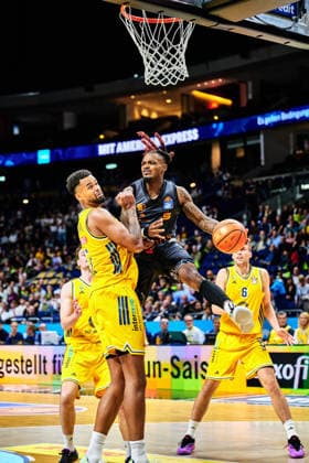 Norris Agbakoko (ALBA BERLIN, 17), COBE WILLIAMS (Chemnitz 99, 24), Malte Delow (ALBA BERLIN, 06), GER, ALBA Berlin vs. Chemnitz 99, Basketball Herren, easy Credit BBL, Saison 2026 27, 1. Spieltag, 18.09.2026 GER, ALBA Berlin vs. Chemnitz 99, Basketball Herren, easy Credit BBL, Saison 2026 27, 1. Spieltag, 18.09.2026 Berlin