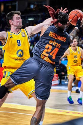 Jonas Mattisseck (ALBA BERLIN, 09), COBE WILLIAMS (Chemnitz 99, 24), GER, ALBA Berlin vs. Chemnitz 99, Basketball Herren, easy Credit BBL, Saison 2026 27, 1. Spieltag, 18.09.2026 GER, ALBA Berlin vs. Chemnitz 99, Basketball Herren, easy Credit BBL, Saison 2026 27, 1. Spieltag, 18.09.2026 Berlin