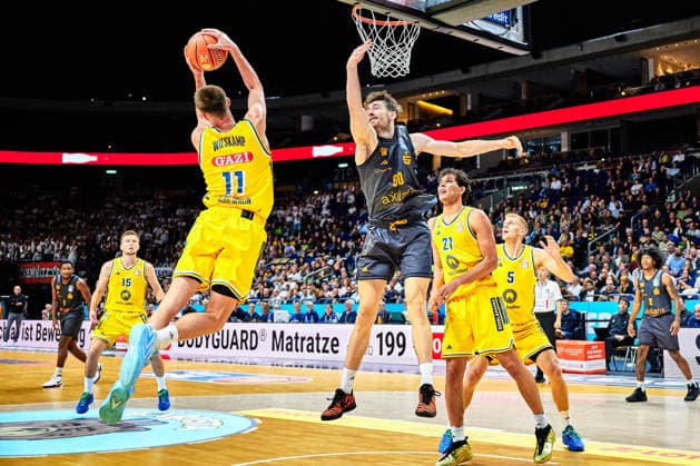 Joe Wieskamp (ALBA BERLIN, 11), JANNIS VON SECKENDORFF (Chemnitz 99, 90), Brandon Angel (ALBA BERLIN, 21), Sam Griesel (ALBA BERLIN, 05), GER, ALBA Berlin vs. Chemnitz 99, Basketball Herren, easy Credit BBL, Saison 2026 27, 1. Spieltag, 18.09.2026 GER, ALBA Berlin vs. Chemnitz 99, Basketball Herren, easy Credit BBL, Saison 2026 27, 1. Spieltag, 18.09.2026 Berlin