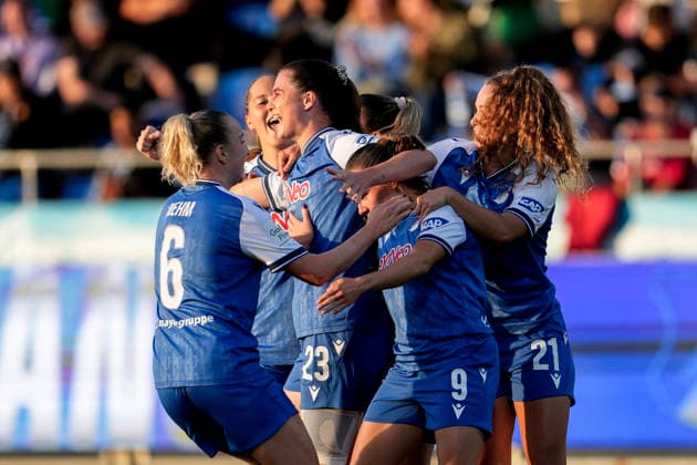 Spielerinnen der TSG 1899 Hoffenheim, jubeln mit Torschützin Chiara Hahn (TSG, 23, Mitte) über das Tor zum 1:0, Jubel, Torjubel, Torerfolg, celebrate the goal, goal, celebration, jubelt ueber das Tor, Freuen, Freude, freut sich, optimistisch, positiv, Spielszene, Highlight, Action, Aktion, 18.09.2026, Sinsheim (Hoffenheim) (Deutschland), Fussball, Google Pixel Frauen-Bundesliga, TSG 1899 Hoffenheim - VfL Wolfsburg, DFB DFL REGULATIONS PROHIBIT ANY USE OF PHOTOGRAPHS AS IMAGE SEQUENCES AND OR QUASI-VIDEO.