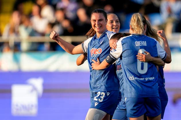 v.li.: Torschützin Chiara Hahn (TSG, 23), Lisann Kaut (TSG, 4), Vanessa Diehm (TSG, 6), Spielerinnen der TSG 1899 Hoffenheim, jubeln über das Tor zum 1:0, Jubel, Torjubel, Torerfolg, celebrate the goal, goal, celebration, jubelt ueber das Tor, Freuen, Freude, freut sich, optimistisch, positiv, Spielszene, Highlight, Action, Aktion, 18.09.2026, Sinsheim (Hoffenheim) (Deutschland), Fussball, Google Pixel Frauen-Bundesliga, TSG 1899 Hoffenheim - VfL Wolfsburg, DFB DFL REGULATIONS PROHIBIT ANY USE OF PHOTOGRAPHS AS IMAGE SEQUENCES AND OR QUASI-VIDEO.