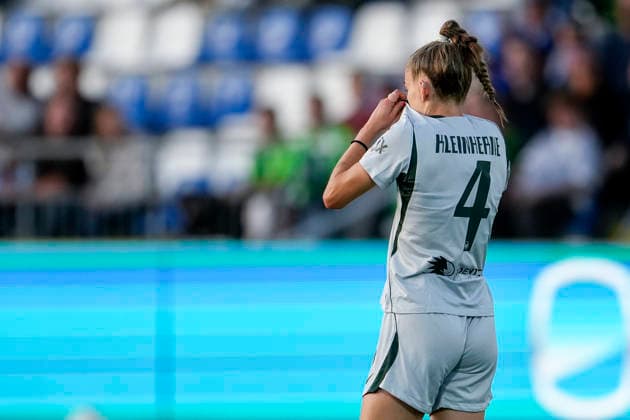 Sophia Kleinherne (Wolfsburg, 4), Spielerin, Spielerinnen vom VfL Wolfsburg, enttäuscht schauend, Enttäuschung, Frustration, disappointed, pessimistisch, nach dem Gegentor zum 1:0, Action, Aktion, Spielszene, 18.09.2026, Sinsheim (Hoffenheim) (Deutschland), Fussball, Google Pixel Frauen-Bundesliga, TSG 1899 Hoffenheim - VfL Wolfsburg, DFB DFL REGULATIONS PROHIBIT ANY USE OF PHOTOGRAPHS AS IMAGE SEQUENCES AND OR QUASI-VIDEO.