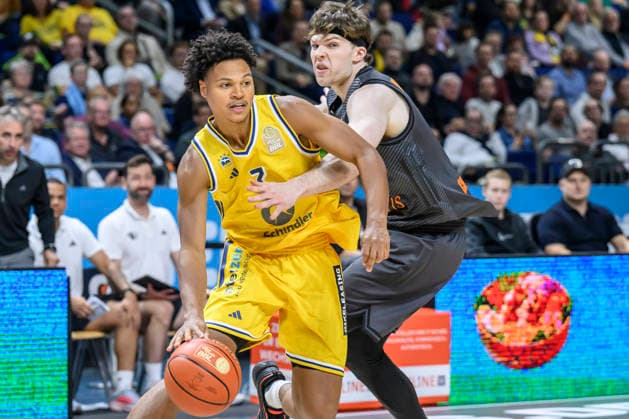 im Bild v.l.: Jack Kayil (ALBA, 07), im Zweikampf, Action, Kampf, kaempft um den Ball, GER, Berlin, Basketball, Alba Berlin und den Niners Chemnitz, BBL Auftakt, Auftaktspiel, in der UBER Arena, 18.09.2026, Copyright: HMBxMedia UwexKoch