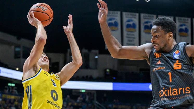 im Bild v.l.: Samuel Griesel (ALBA, 05), Phlandrous Fleming (NINERS Chemnitz, 01), Zweikampf, Action, Kampf, kaempft um den Ball, GER, Berlin, Basketball, Alba Berlin und den Niners Chemnitz, BBL Auftakt, Auftaktspiel, in der UBER Arena, 18.09.2026, Copyright: HMBxMedia UwexKoch