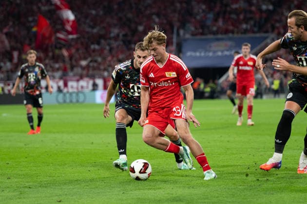 GER, Bayern, Muenchen, Fussball, FC Bayern Muenchen - 1. FC Union Berlin, in der Allianz Arena, Muenchen, Bundesliga, 4. Spieltag, 18.09.26, v.l. Josip Stanisic (FC Bayern Muenchen, 44), Andras Schaefer (1. FC Union Berlin, 13), im Zweikampf um den Ball DFL DFB regulations prohibit any use of photographs as image sequences and or quasi-video, Copyright: HMB-Media MichaelxNibel