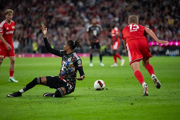 GER, Bayern, Muenchen, Fussball, FC Bayern Muenchen - 1. FC Union Berlin, in der Allianz Arena, Muenchen, Bundesliga, 4. Spieltag, 18.09.26, v.l. Michael Akpovie Olise (FC Bayern Muenchen, 17), Tom Rothe (1. FC Union Berlin, 15), Zweikampf, Foul, Spieler beschwert sich, Emotionen, Frust DFL DFB regulations prohibit any use of photographs as image sequences and or quasi-video, Copyright: HMB-Media MichaelxNibel