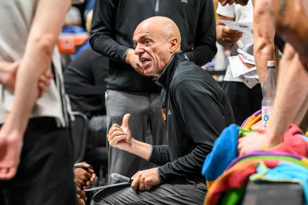 im Bild v.l.: Rodrigo Pastore (NINERS Chemnitz, Trainer), in der Auszeit beim Briefing, GER, Berlin, Basketball, Alba Berlin und den Niners Chemnitz, BBL Auftakt, Auftaktspiel, in der UBER Arena, 18.09.2026, Copyright: HMBxMedia UwexKoch