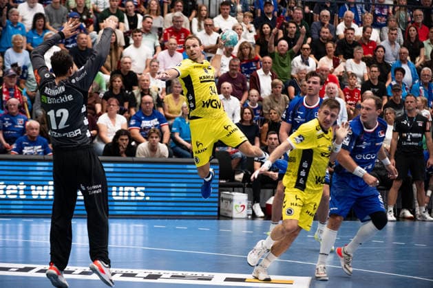 Kai Haefner, (TVB Stuttgart, 34), gegen Daniel Rebmann, (HBW Balingen Weilstetten, 12, Torwart), , HBW Balingen Weilstetten vs. TVB Stuttgart, GER, Opel 1. Handball Bundesliga, Meisterschaft, Spieltag 5, Saison 2026 2027, 18.09.2026, Eibner-Pressefoto Andreas Ulmer HBW Balingen Weilstetten vs. TVB Stuttgart, GER, Opel 1. Handball Bundesliga, Meisterschaft, Spieltag 5, Saison 2026 2027, 18.09.2026, Balingen Copyright: xEibner-Pressefoto AndreasxUlmerx EP_AUR