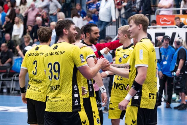 Freude, Emotion ueber die gelungen Sieg, in der Mitte einer der Hauptakteure: Mohamed Amine Darmoul, (TVB Stuttgart, 70, Torwart), HBW Balingen Weilstetten vs. TVB Stuttgart, GER, Opel 1. Handball Bundesliga, Meisterschaft, Spieltag 5, Saison 2026 2027, 18.09.2026, Eibner-Pressefoto Andreas Ulmer HBW Balingen Weilstetten vs. TVB Stuttgart, GER, Opel 1. Handball Bundesliga, Meisterschaft, Spieltag 5, Saison 2026 2027, 18.09.2026, Balingen Copyright: xEibner-Pressefoto AndreasxUlmerx EP_AUR
