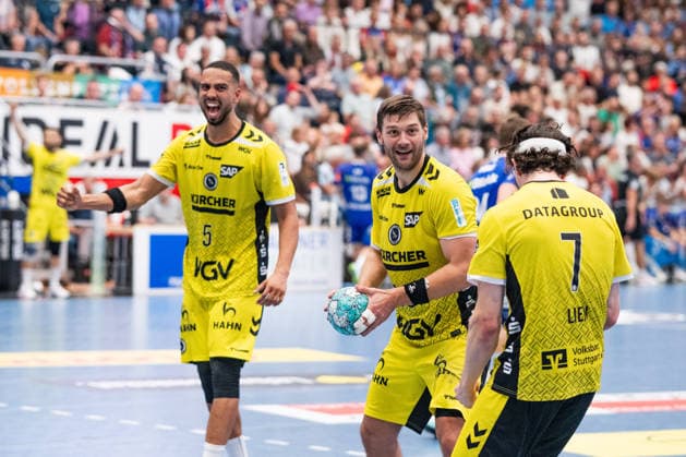 drei feiernde Stuttgarter: Philipp Ahouansou (TVB Stuttgart, 05),, Kasper Thorsen Lien, (TVB Stuttgart, 07), ganz rechts, HBW Balingen Weilstetten vs. TVB Stuttgart, GER, Opel 1. Handball Bundesliga, Meisterschaft, Spieltag 5, Saison 2026 2027, 18.09.2026, Eibner-Pressefoto Andreas Ulmer HBW Balingen Weilstetten vs. TVB Stuttgart, GER, Opel 1. Handball Bundesliga, Meisterschaft, Spieltag 5, Saison 2026 2027, 18.09.2026, Balingen Copyright: xEibner-Pressefoto AndreasxUlmerx EP_AUR