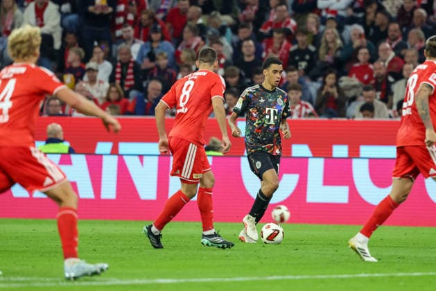 Jamal Musiala (FC Bayern Muenchen, 10) mit Ball mit Rani Khedira (1. FC Union Berlin, 08), GER, FC Bayern Muenchen vs. 1. FC Union Berlin, Fussball, Bundesliga, 4. Spieltag, Saison 2026 2027, 18.09.2026, DFL DFB REGULATIONS PROHIBIT ANY USE OF PHOTOGRAPHS as IMAGE SEQUENCES and or QUASI-VIDEO, GER, FC Bayern Muenchen vs. 1. FC Union Berlin, Fussball, Bundesliga, 4. Spieltag, Saison 2026 2027, 18.09.2026 Muenchen Copyright: xEibner-Pressefoto JennixMaulx EP_JML