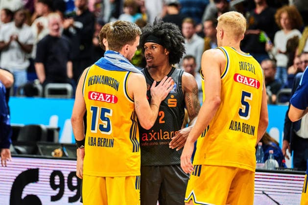 Alba Berlin, jubelt ueber Sieg, Martin Hermannsson (ALBA BERLIN, 15), STEFAN SMITH (Chemnitz 99, 02), Sam Griesel (ALBA BERLIN, 05), GER, ALBA Berlin vs. Chemnitz 99, Basketball Herren, easy Credit BBL, Saison 2026 27, 1. Spieltag, 18.09.2026 GER, ALBA Berlin vs. Chemnitz 99, Basketball Herren, easy Credit BBL, Saison 2026 27, 1. Spieltag, 18.09.2026 Berlin