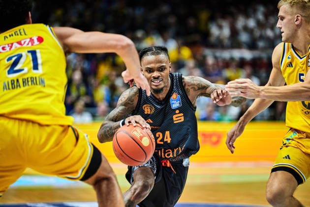 COBE WILLIAMS (Chemnitz 99, 24), Brandon Angel (ALBA BERLIN, 21), Sam Griesel (ALBA BERLIN, 05), GER, ALBA Berlin vs. Chemnitz 99, Basketball Herren, easy Credit BBL, Saison 2026 27, 1. Spieltag, 18.09.2026 GER, ALBA Berlin vs. Chemnitz 99, Basketball Herren, easy Credit BBL, Saison 2026 27, 1. Spieltag, 18.09.2026 Berlin