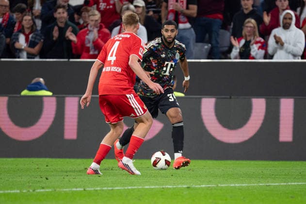 GER, Bayern, Muenchen, Fussball, FC Bayern Muenchen - 1. FC Union Berlin, in der Allianz Arena, Muenchen, Bundesliga, 4. Spieltag, 18.09.26, v.l. Zeno Van den Bosch (1. FC Union Berlin, 4), Ismael Saibari (FC Bayern Muenchen, 34), im Angriff, Zweikampf DFL DFB regulations prohibit any use of photographs as image sequences and or quasi-video, Copyright: HMB-Media MichaelxNibel