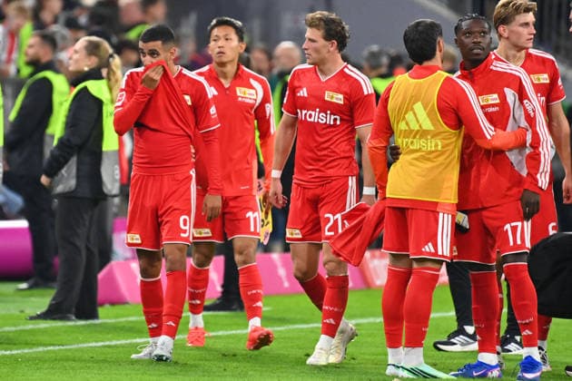 Abgang Spieler Union, v.li:Livan BURCU (Union Berlin),Wooyeong JEONG (Union Berlin),Tim SKARKE (Union Berlin), Dmytro BOGDANOV (Union Berlin), Derrick KOEHN (Union Berlin). Enttaeuschung,Frust, enttaeuscht,frustriert,niedergeschlagen, Fussball 1. Bundesliga Saison 2026 2027, 4.Spieltag, Spieltag04, FC Bayern Muenchen - 1.FC Union Berlin 7-0 am 18.09.2026 , A L L I A N Z A R E N A.