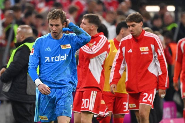 Abgang Spieler Union, Torwart Frederik ROENNOW (1.FC Union Berlin), Enttaeuschung,Frust, enttaeuscht,frustriert,niedergeschlagen, Fussball 1. Bundesliga Saison 2026 2027, 4.Spieltag, Spieltag04, FC Bayern Muenchen - 1.FC Union Berlin 7-0 am 18.09.2026 , A L L I A N Z A R E N A.