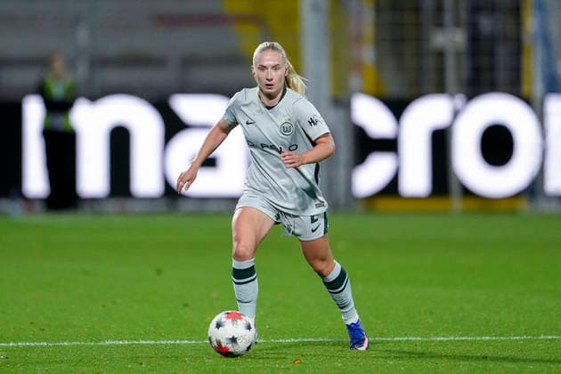 Thea Bjelde (Wolfsburg, 2), am Ball, Freisteller, Ganzkörper, Einzelbild, Einzelfoto, Aktion, Action, 18.09.2026, Sinsheim (Hoffenheim) (Deutschland), Fussball, Google Pixel Frauen-Bundesliga, TSG 1899 Hoffenheim - VfL Wolfsburg, DFB DFL REGULATIONS PROHIBIT ANY USE OF PHOTOGRAPHS AS IMAGE SEQUENCES AND OR QUASI-VIDEO.