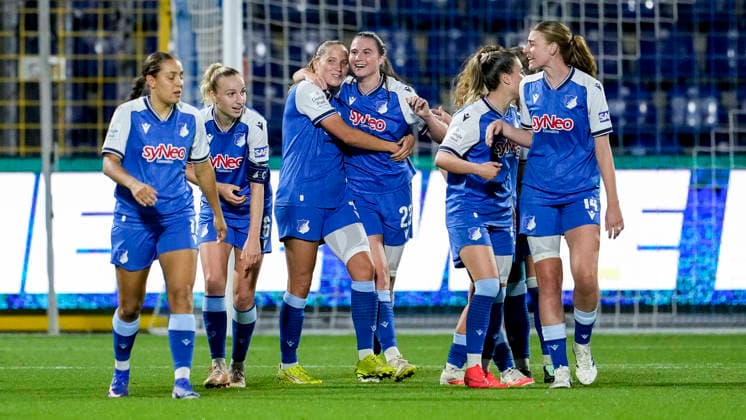 v.li.: in der Mitte umarmt Lisann Kaut (TSG, 4) die Torschützin Chiara Hahn (TSG, 23), Spielerinnen der TSG 1899 Hoffenheim, jubeln über das Tor zum 2:1, Jubel, Torjubel, Torerfolg, celebrate the goal, goal, celebration, jubelt ueber das Tor, Freuen, Freude, freut sich, optimistisch, positiv, Spielszene, Highlight, Action, Aktion, 18.09.2026, Sinsheim (Hoffenheim) (Deutschland), Fussball, Google Pixel Frauen-Bundesliga, TSG 1899 Hoffenheim - VfL Wolfsburg, DFB DFL REGULATIONS PROHIBIT ANY USE OF PHOTOGRAPHS AS IMAGE SEQUENCES AND OR QUASI-VIDEO.
