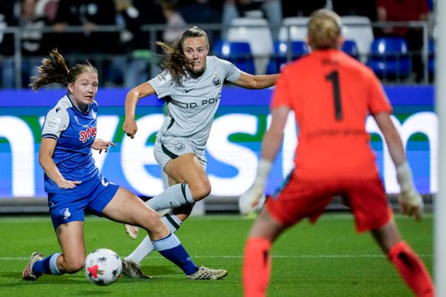 v.li.: Jonna van de Velde (TSG, 25), Mara Alber (Wolfsburg, 18), Laura Johanna Dick (Torwart, Torhüterin, TSG, 1), Zweikampf, Spielszene, Duell, duel, tackle, tackling, Dynamik, Action, Aktion, im Strafraum, Strafraumszene, 18.09.2026, Sinsheim (Hoffenheim) (Deutschland), Fussball, Google Pixel Frauen-Bundesliga, TSG 1899 Hoffenheim - VfL Wolfsburg, DFB DFL REGULATIONS PROHIBIT ANY USE OF PHOTOGRAPHS AS IMAGE SEQUENCES AND OR QUASI-VIDEO.