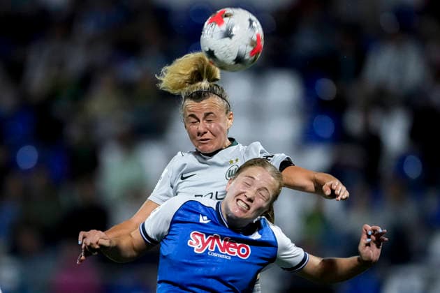 v.li.: Lena Lattwein (Wolfsburg, 8) springt höher als Jonna van de Velde (TSG, 25), beim Kopfball, Kopfballduell, Spielszene, Zweikampf in der Luft, Aktion, Action, 18.09.2026, Sinsheim (Hoffenheim) (Deutschland), Fussball, Google Pixel Frauen-Bundesliga, TSG 1899 Hoffenheim - VfL Wolfsburg, DFB DFL REGULATIONS PROHIBIT ANY USE OF PHOTOGRAPHS AS IMAGE SEQUENCES AND OR QUASI-VIDEO.