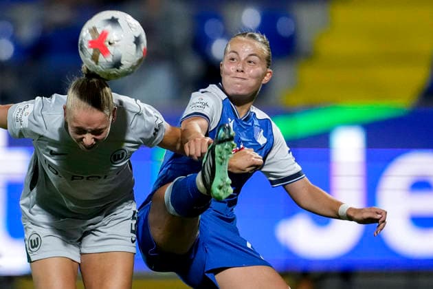 v.li.: Ella Peddemors (Wolfsburg, 5), Laura Gloning (TSG, 20), Zweikampf, Spielszene, Duell, duel, tackle, tackling, Dynamik, Action, Aktion, 18.09.2026, Sinsheim (Hoffenheim) (Deutschland), Fussball, Google Pixel Frauen-Bundesliga, TSG 1899 Hoffenheim - VfL Wolfsburg, DFB DFL REGULATIONS PROHIBIT ANY USE OF PHOTOGRAPHS AS IMAGE SEQUENCES AND OR QUASI-VIDEO.