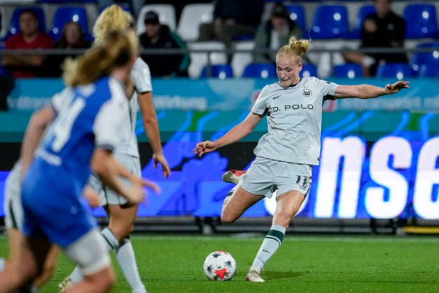 Camilla Küver (Wolfsburg, 16), am Ball, Freisteller, Ganzkörper, Einzelbild, Einzelfoto, Aktion, Action, Torschuss, Schuss aufs Tor, Torchance, Chance, 18.09.2026, Sinsheim (Hoffenheim) (Deutschland), Fussball, Google Pixel Frauen-Bundesliga, TSG 1899 Hoffenheim - VfL Wolfsburg, DFB DFL REGULATIONS PROHIBIT ANY USE OF PHOTOGRAPHS AS IMAGE SEQUENCES AND OR QUASI-VIDEO.