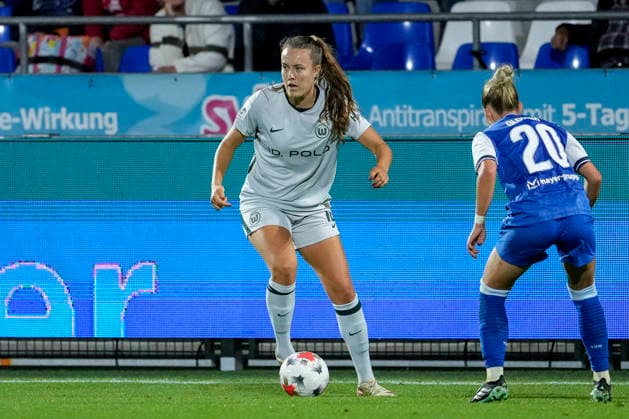 v.li.: Mara Alber (Wolfsburg, 18), Laura Gloning (TSG, 20), Aktion, Action, Spielszene, 18.09.2026, Sinsheim (Hoffenheim) (Deutschland), Fussball, Google Pixel Frauen-Bundesliga, TSG 1899 Hoffenheim - VfL Wolfsburg, DFB DFL REGULATIONS PROHIBIT ANY USE OF PHOTOGRAPHS AS IMAGE SEQUENCES AND OR QUASI-VIDEO.