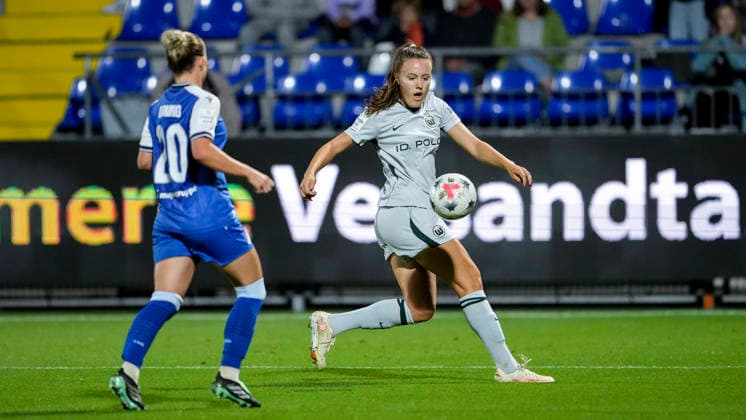 v.li.: Laura Gloning (TSG, 20), Mara Alber (Wolfsburg, 18), Zweikampf, Spielszene, Duell, duel, tackle, tackling, Dynamik, Action, Aktion, 18.09.2026, Sinsheim (Hoffenheim) (Deutschland), Fussball, Google Pixel Frauen-Bundesliga, TSG 1899 Hoffenheim - VfL Wolfsburg, DFB DFL REGULATIONS PROHIBIT ANY USE OF PHOTOGRAPHS AS IMAGE SEQUENCES AND OR QUASI-VIDEO.