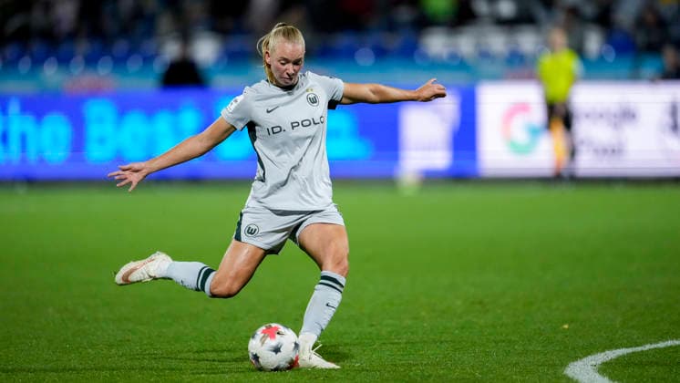 Ella Peddemors (Wolfsburg, 5), am Ball, Freisteller, Ganzkörper, Einzelbild, Einzelfoto, Aktion, Action, 18.09.2026, Sinsheim (Hoffenheim) (Deutschland), Fussball, Google Pixel Frauen-Bundesliga, TSG 1899 Hoffenheim - VfL Wolfsburg, DFB DFL REGULATIONS PROHIBIT ANY USE OF PHOTOGRAPHS AS IMAGE SEQUENCES AND OR QUASI-VIDEO.
